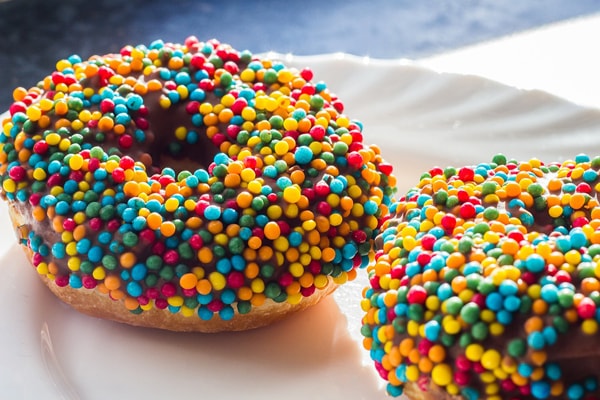 donut-perlas-color-azúcar